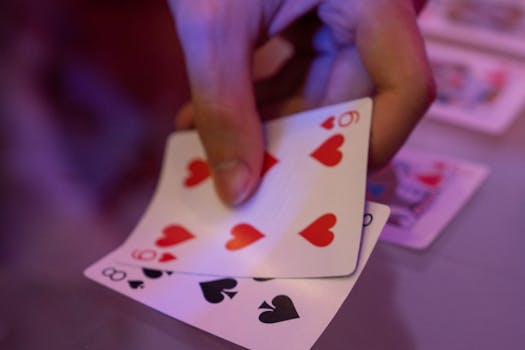 Domine Texas Hold'em: Pravidla, Strategie a Psychologie Hry